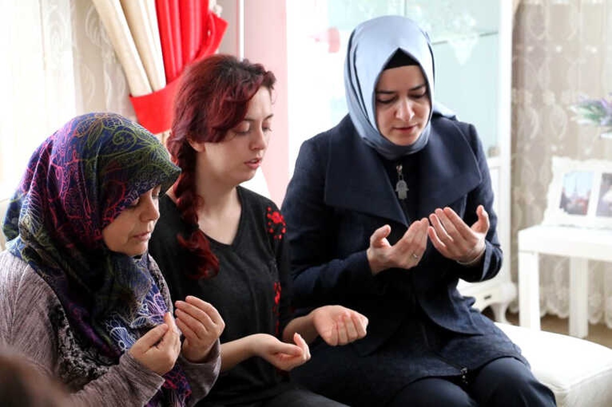 Bakan Kaya, Şehit Evini Ziyaret Etti