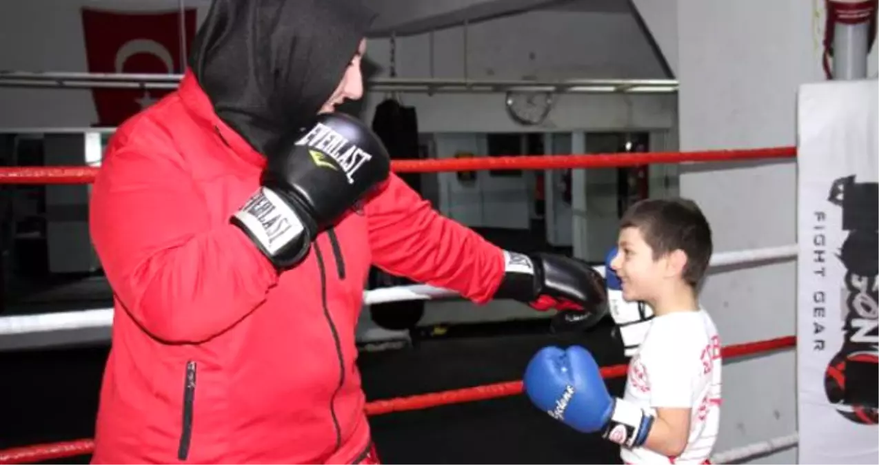 "Dul Kadınsın, Evinde Otur" Baskılarına Rağmen Kick Boks Şampiyonu Oldu