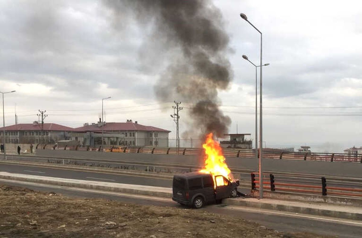 Erciş\'te Kaçakçılıkta Kullanılan Otomobil Alev Topuna Döndü