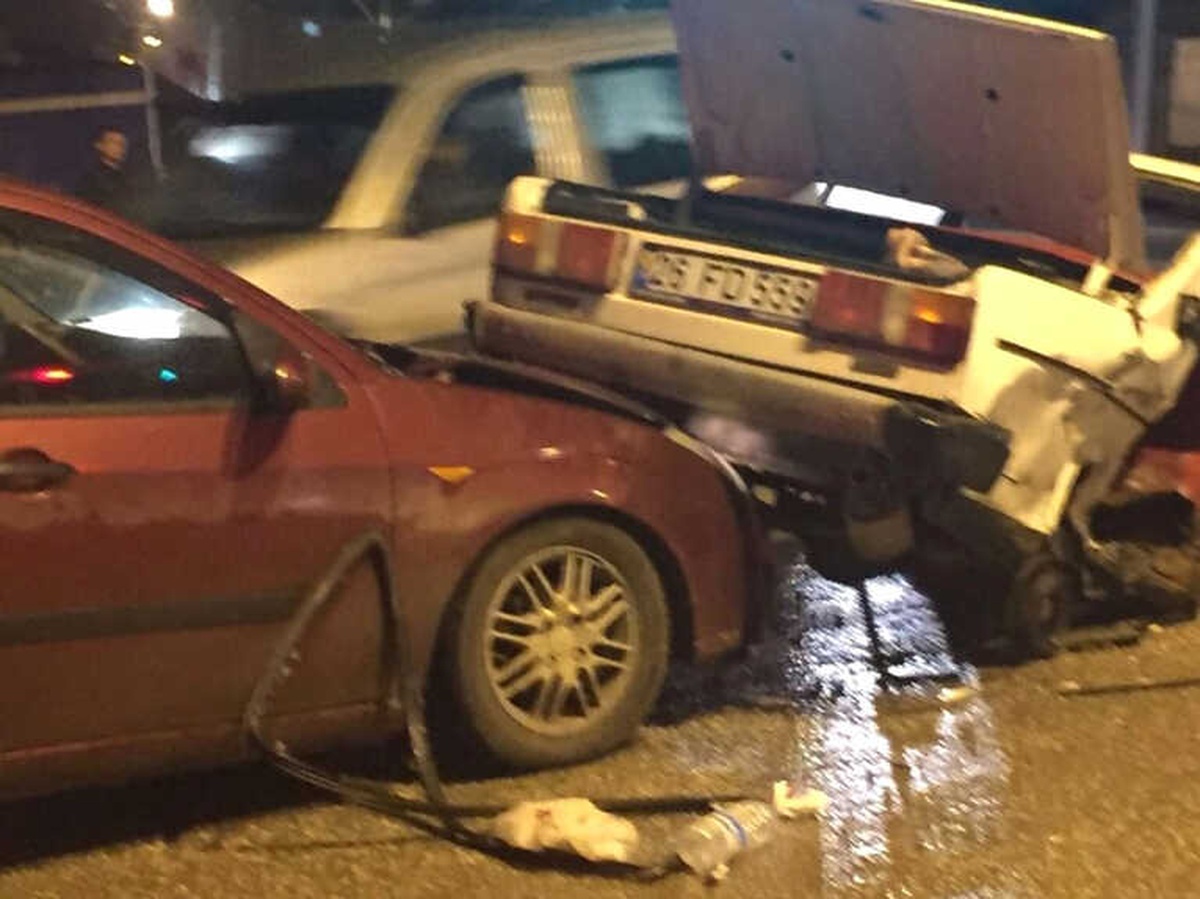 Feci Kazada Otomobil İkiye Bölündü