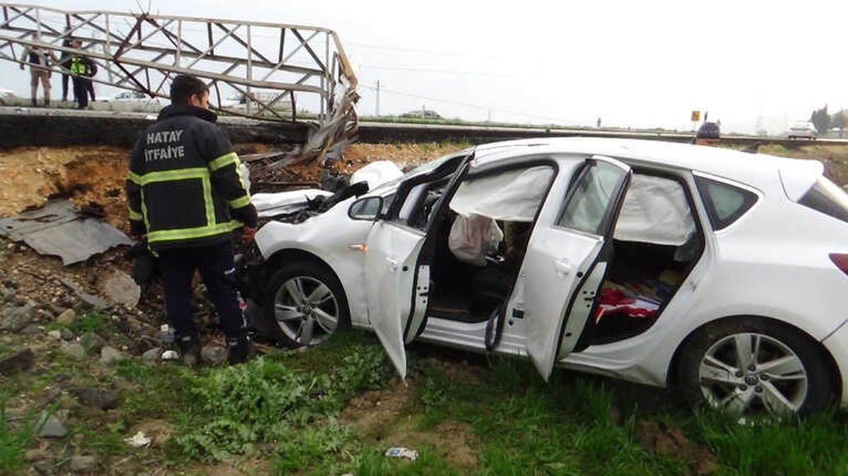 Kontrolden Çıkan Otomobil Elektrik Direğini Yola Devirdi