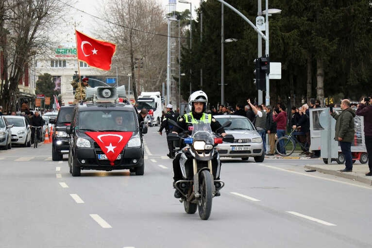 Konvoyu Gören Vatandaş Cep Telefonuna Sarıldı
