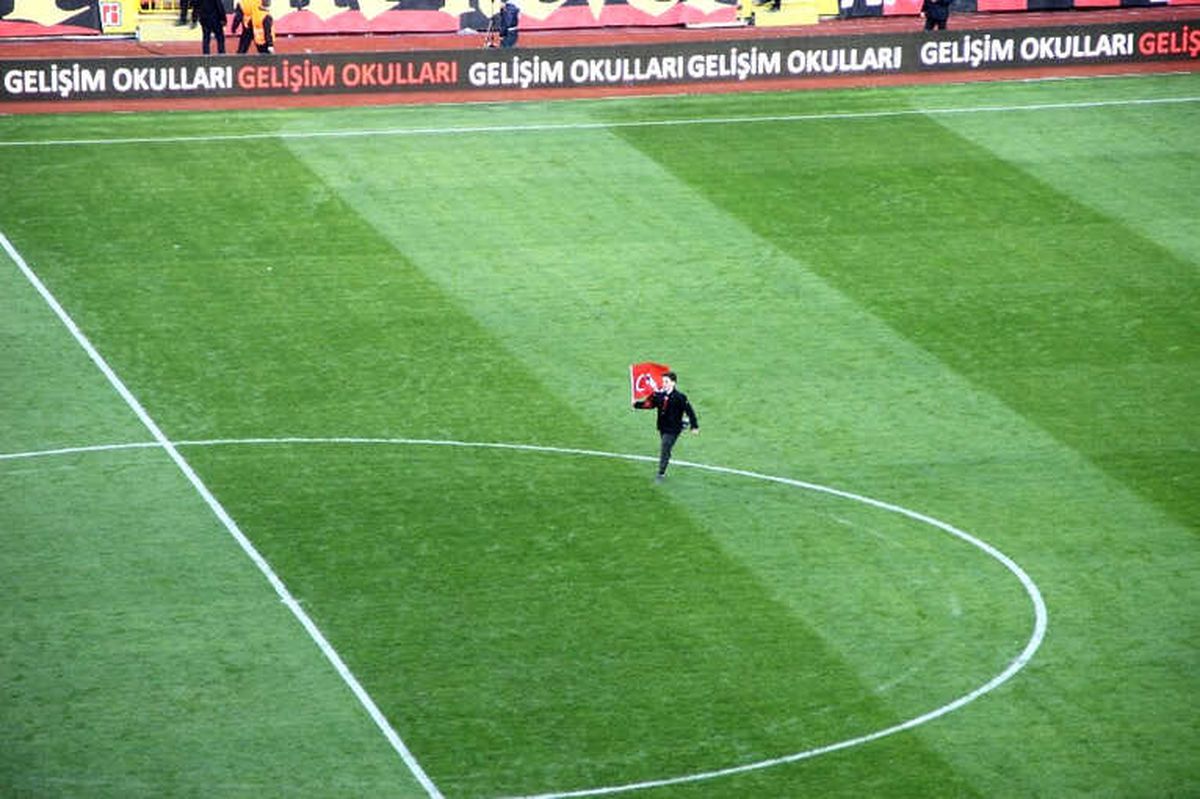 Minik Taraftar Stadın Ortasına Türk Bayrağı Dikti