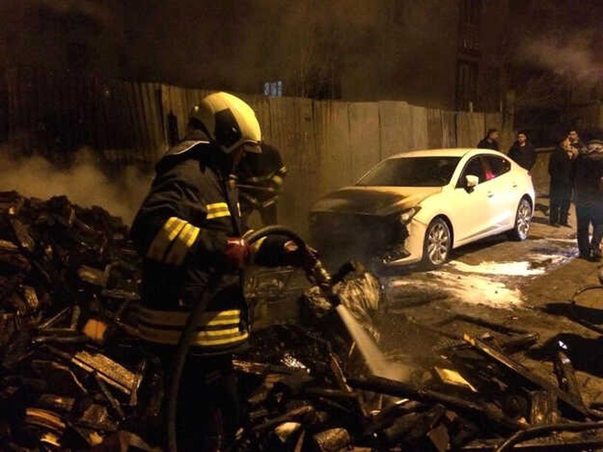 Odunlukta Çıkan Yangın Araca Zarar Verdi