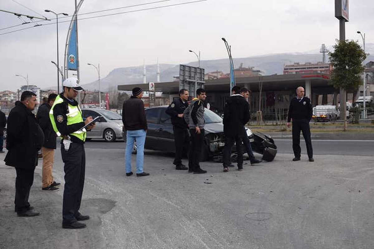 Otomobil Motosiklet ile Çarpıştı: 2 Yaralı