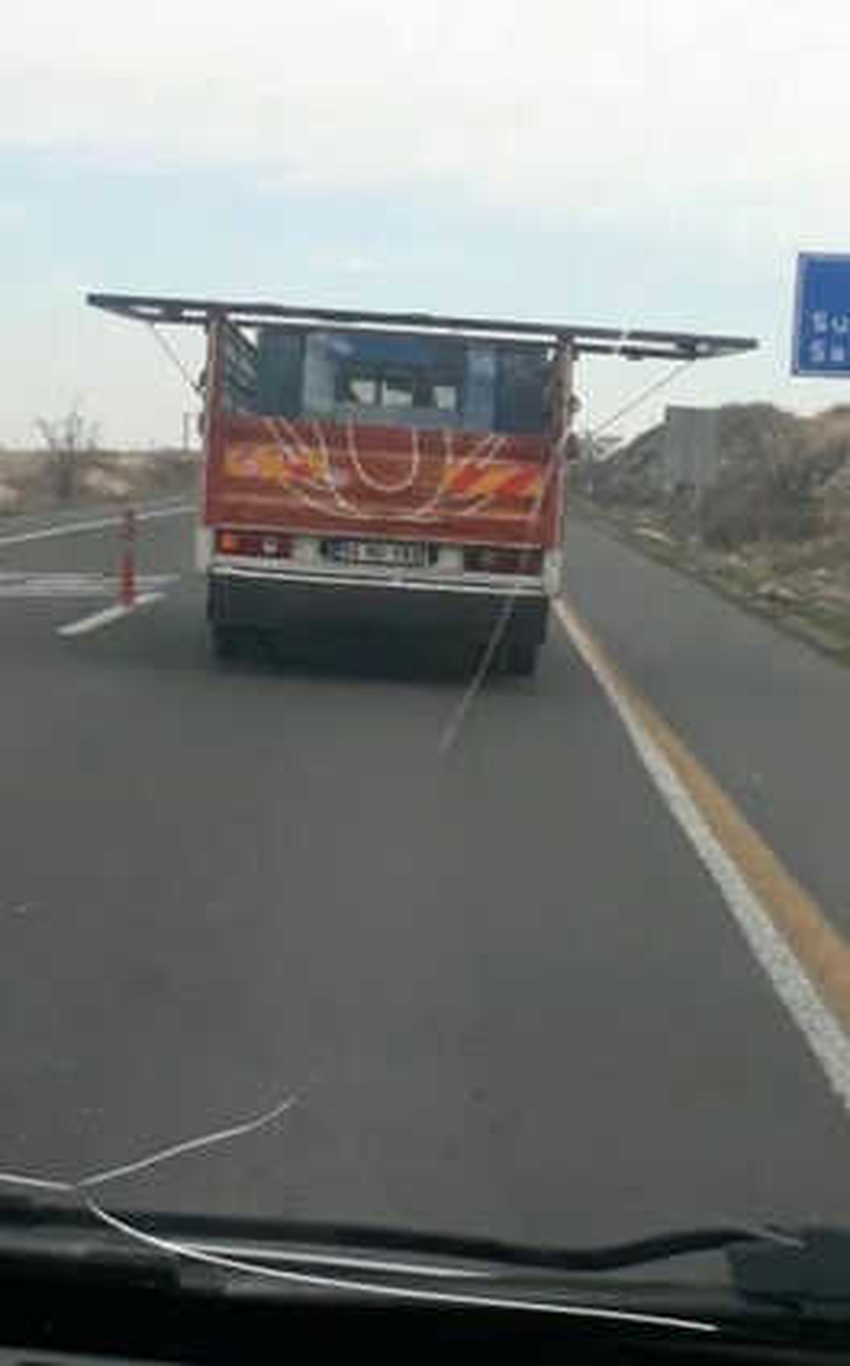 Kasasından Taşan Reklam Tabelası ile Yol Aldı