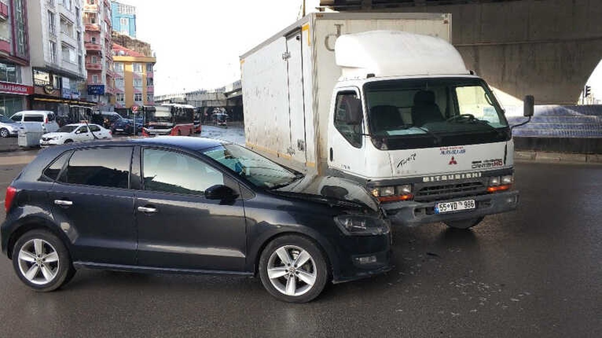 Samsun\'da Kamyonet Otomobil ile Çarpıştı: 1 Yaralı