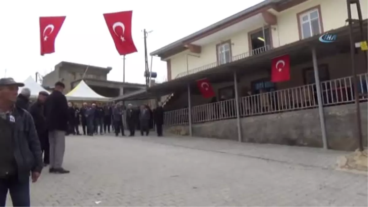 Şehit Babası Sarıaslan: "Beni de Askere Alsınlar Oğlumun Bıraktığı Yerden Devam Ederim"