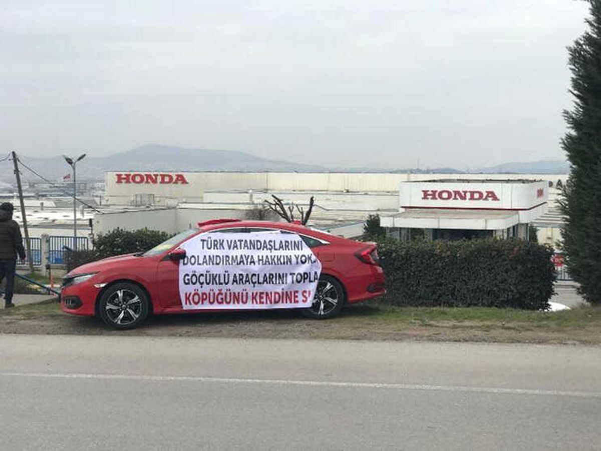 Sıfır Araçlarının Hatalı Çıktığını İddia Ettiler, Fabrikada Eylem Yaptılar