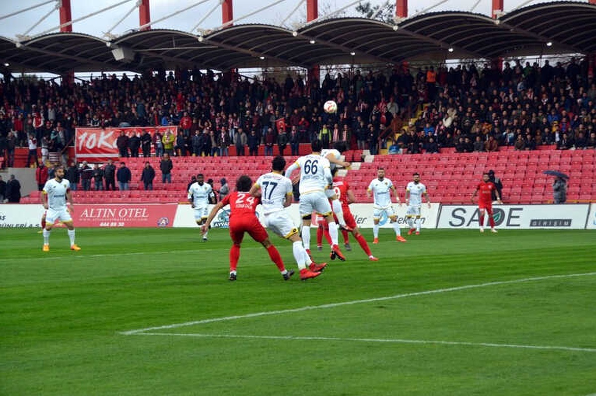 Spor Toto 1. Lig: Balıkesirspor Baltok: 1 - Mke Ankaragücü: 2 (İlk Yarı)
