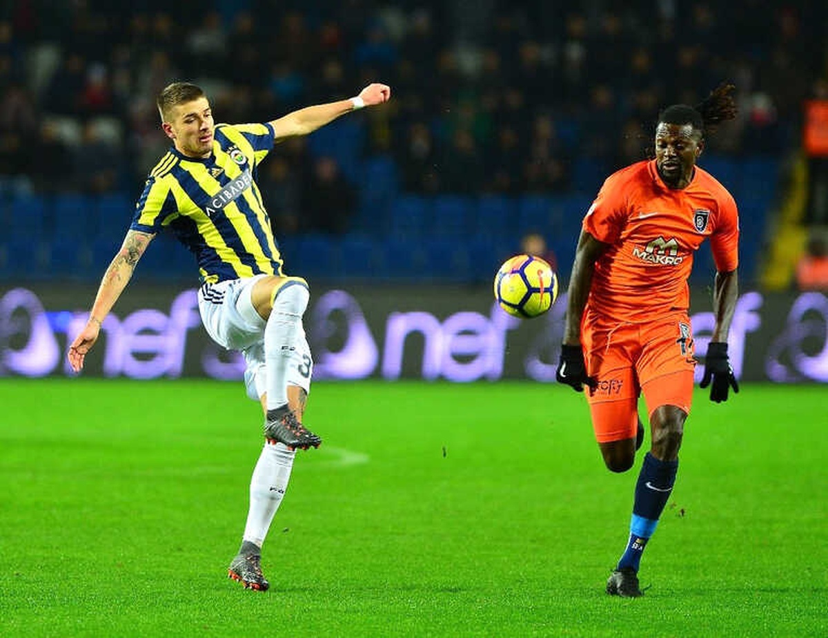Spor Toto Süper Lig: Medipol Başakşehir: 0 - Fenerbahçe: 1 (İlk Yarı)