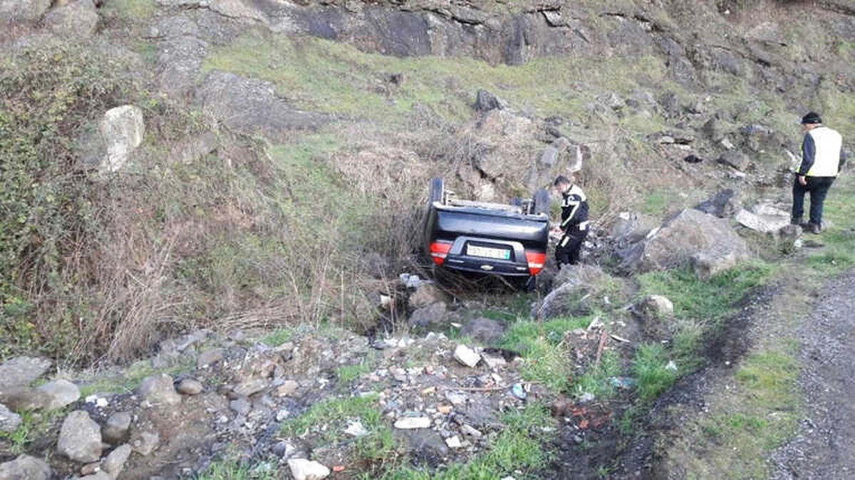 Takla Atan Otomobil Su Kanalına Yuvarlandı: 1 Yaralı