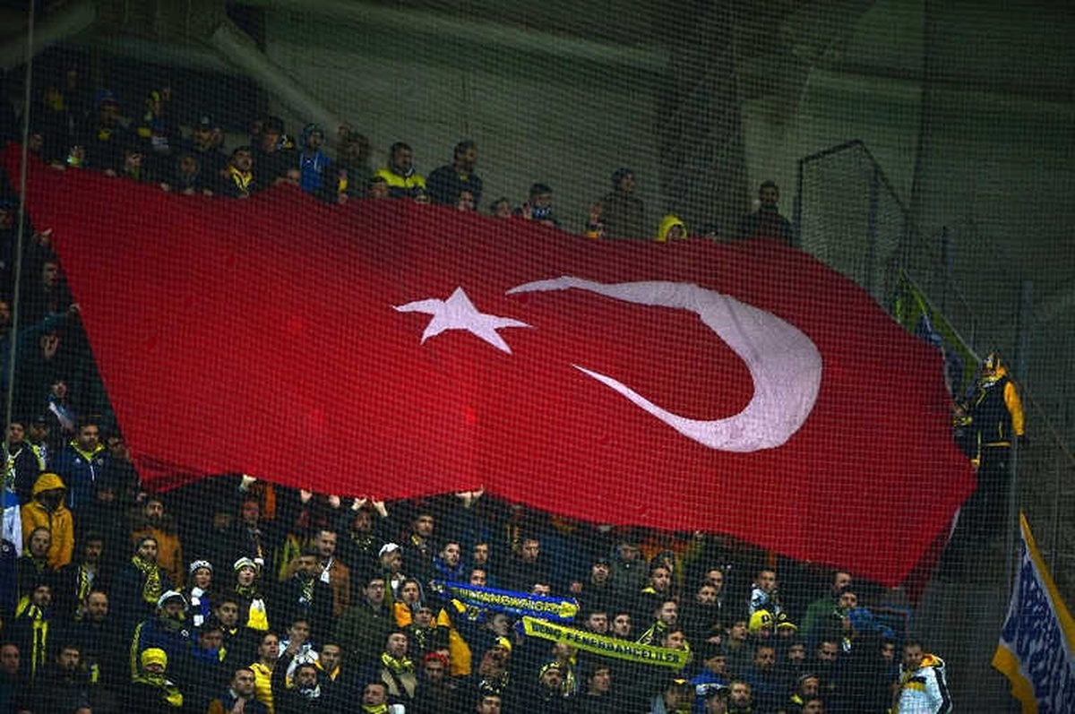 Tribünlerden Ortak Tezahurat \'Vatan Sana Canım Feda\'