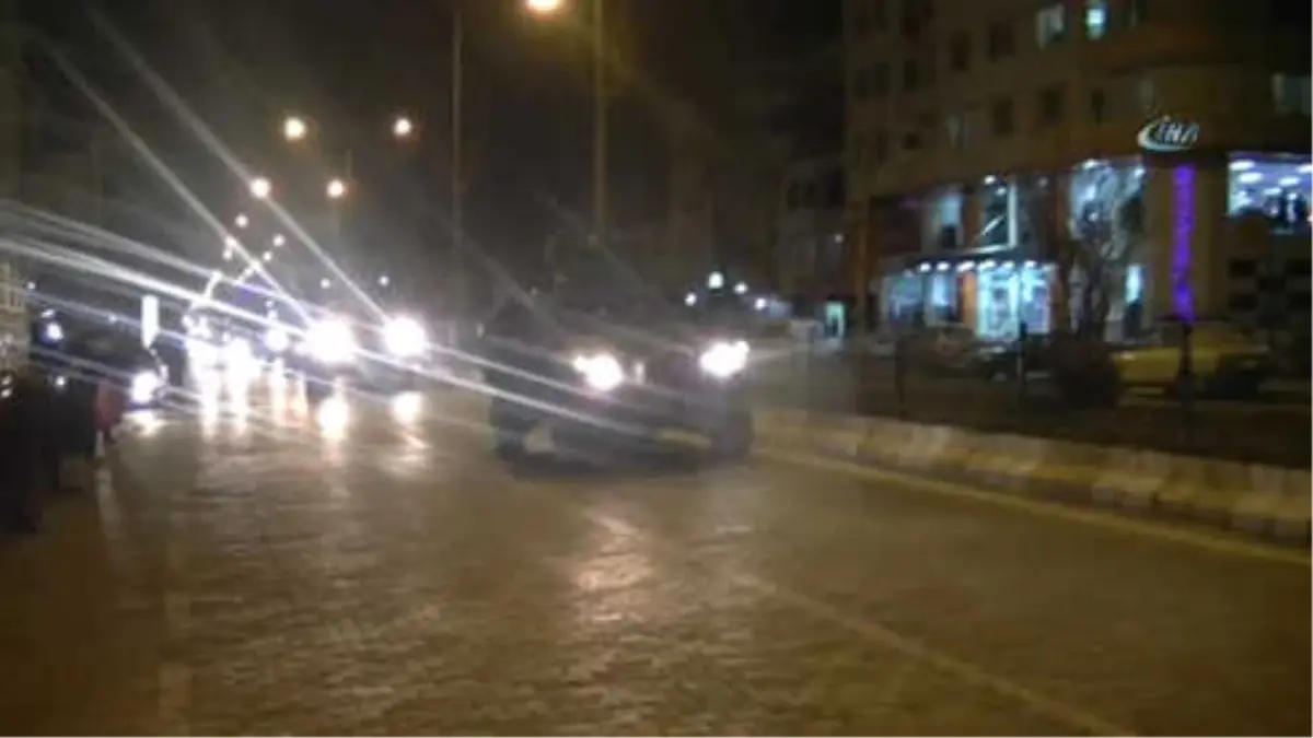 Afrin\'e Giden Askeri Konvoya Adıyaman\'da Sevgi Seli