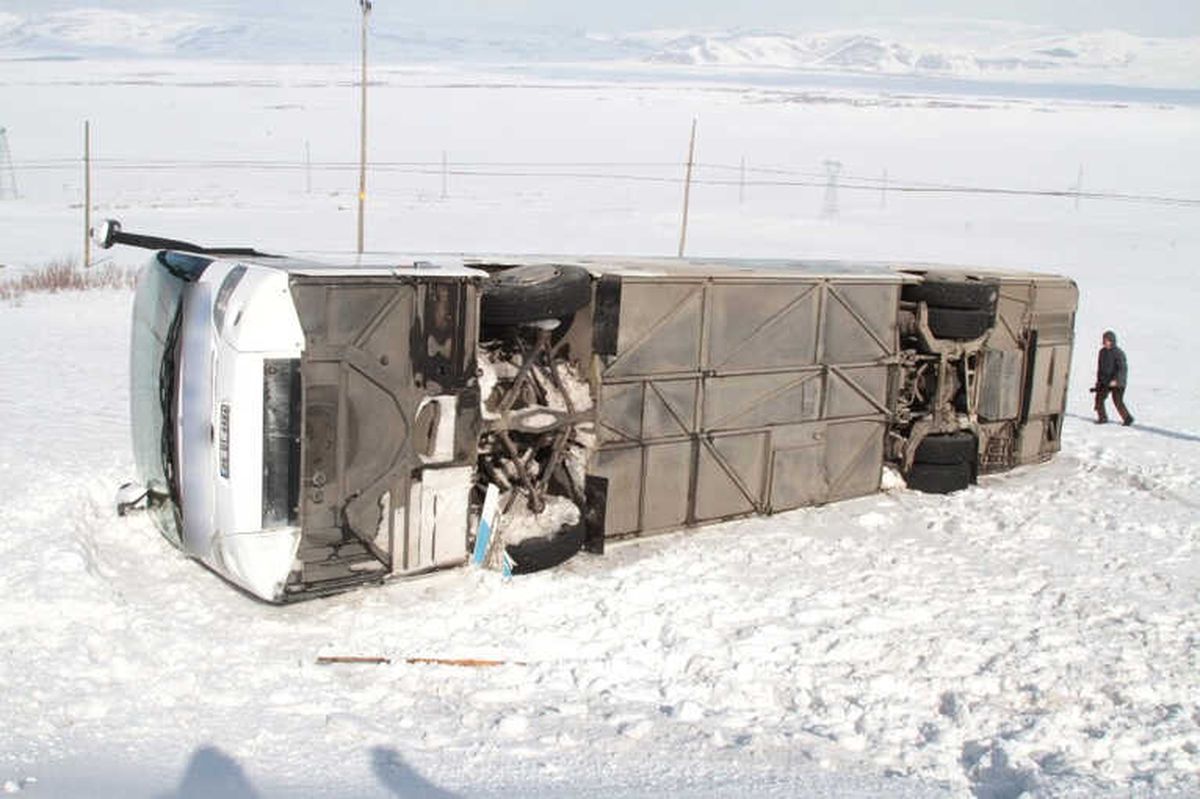Ardahan\'da Yolcu Otobüsü Şarampole Yuvarlandı: 4 Yaralı