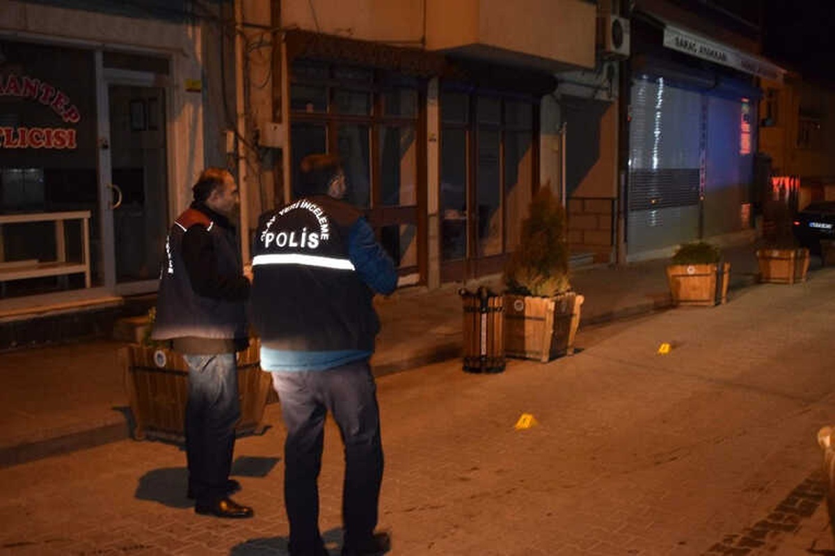 Ayrı Yaşadığı Eşinin Aracına Kurşun Yağdırdı