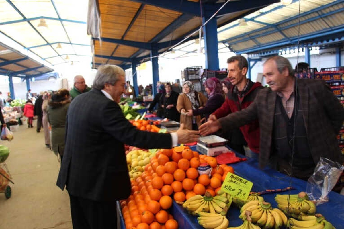 Başkan Şahin\'den Pazar Esnafına Ziyaret