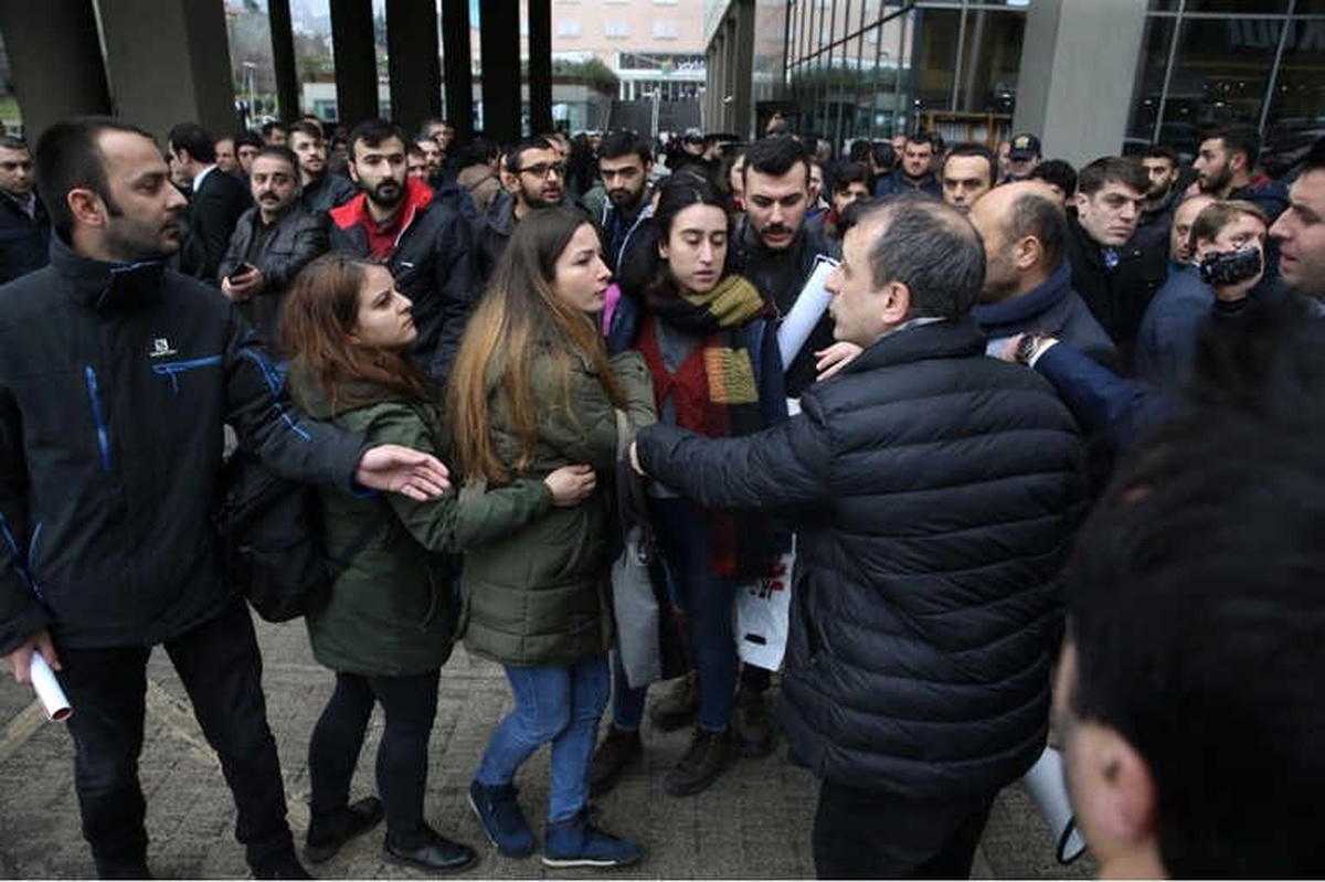 Belediye Önünde Açıklama Yapan Halkevi Üyelerine Tepki Gösterdiler