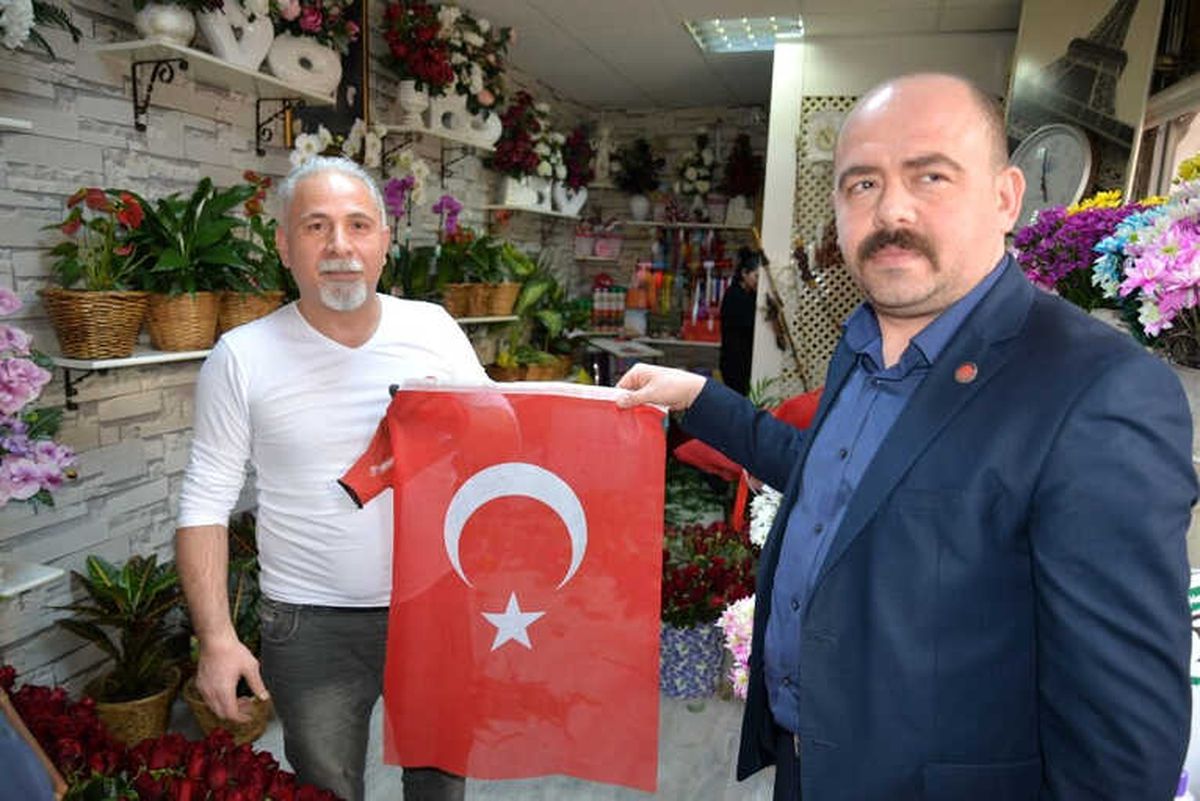 Bozüyük Ülkü Ocakları Bayrak Dağıttı
