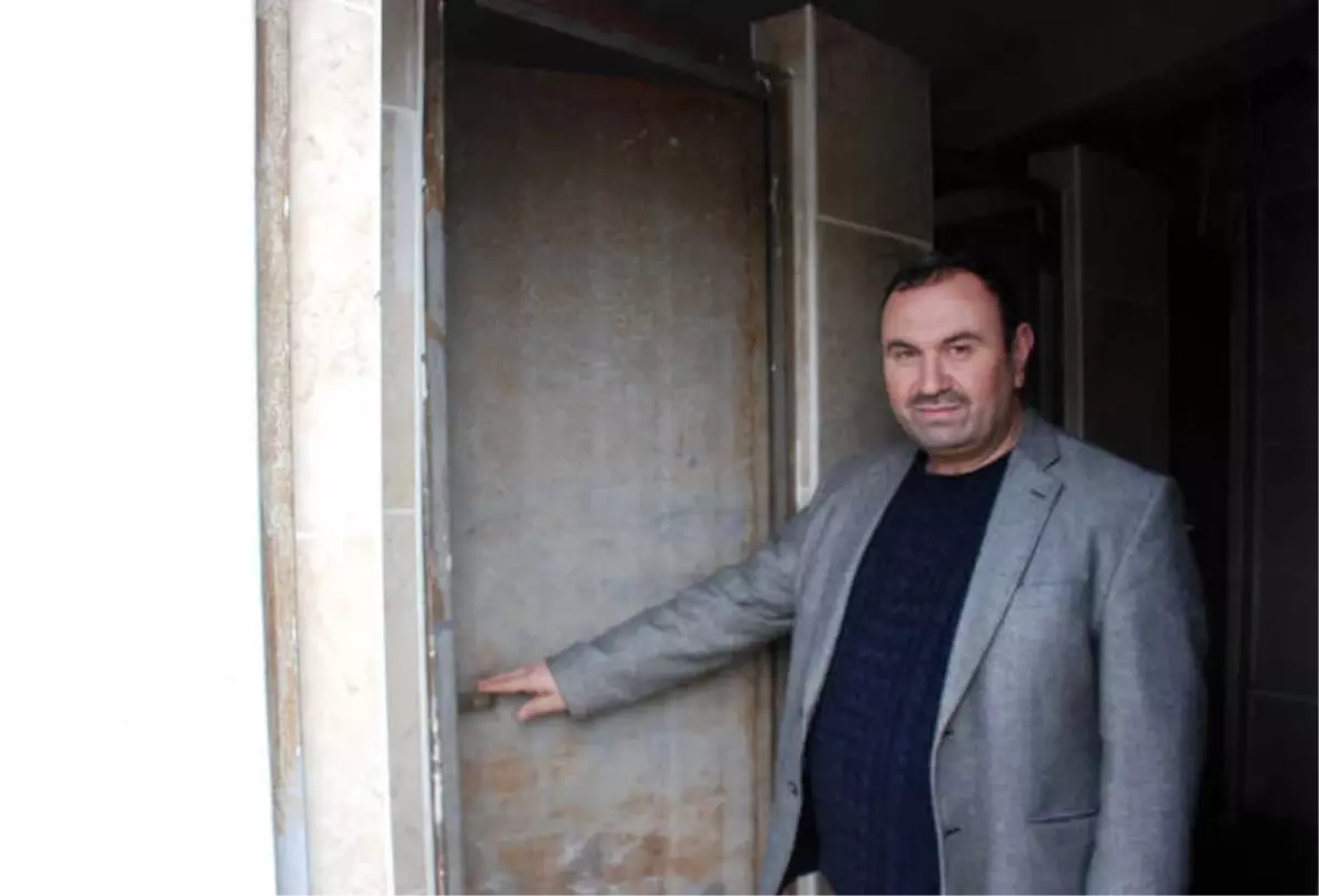 Caminin Çalınan Tuvalet Kapısı Bulundu