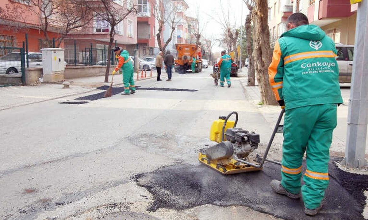 Çankaya\'da Asfalt Onarımı Sürüyor