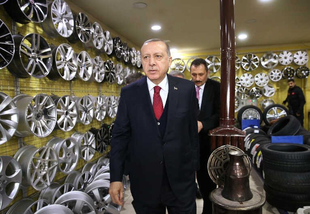 Cumhurbaşkanı Erdoğan\'dan Esnafa Çat Kapı Ziyaret
