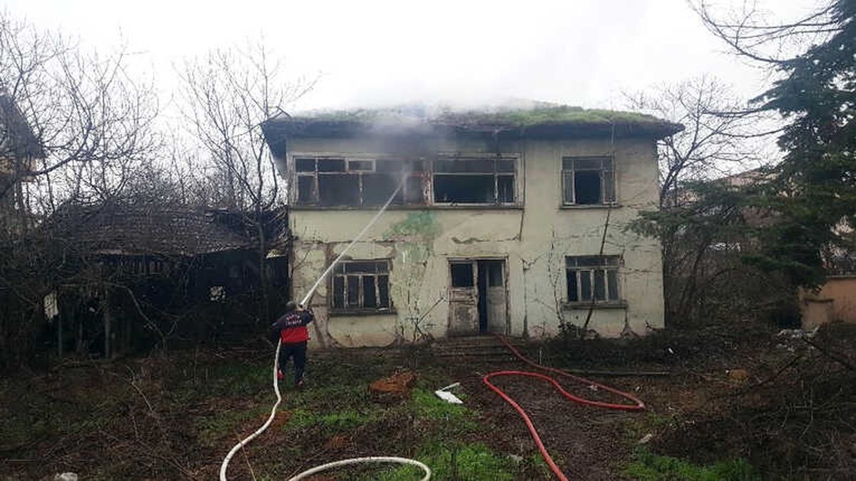 Düzce\'de Kullanılmayan Metruk Binada Yangın