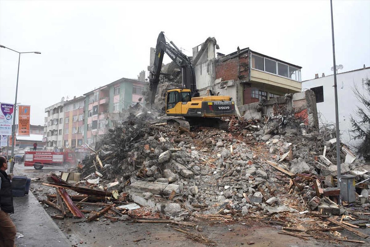 Düzce\'de Rıhtım Caddesi Genişletiliyor
