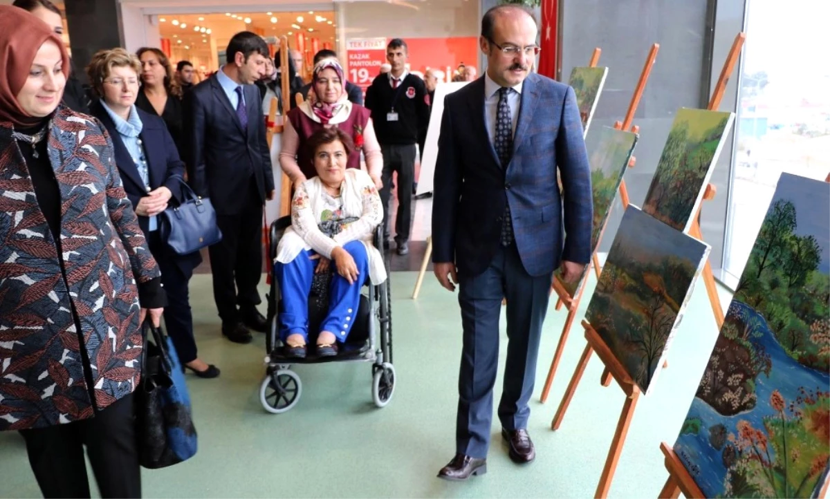Engelli Kadın Ağzıyla Yaptığı Resimlerin Gelirini Mehmetçiğe Bağışlayacak