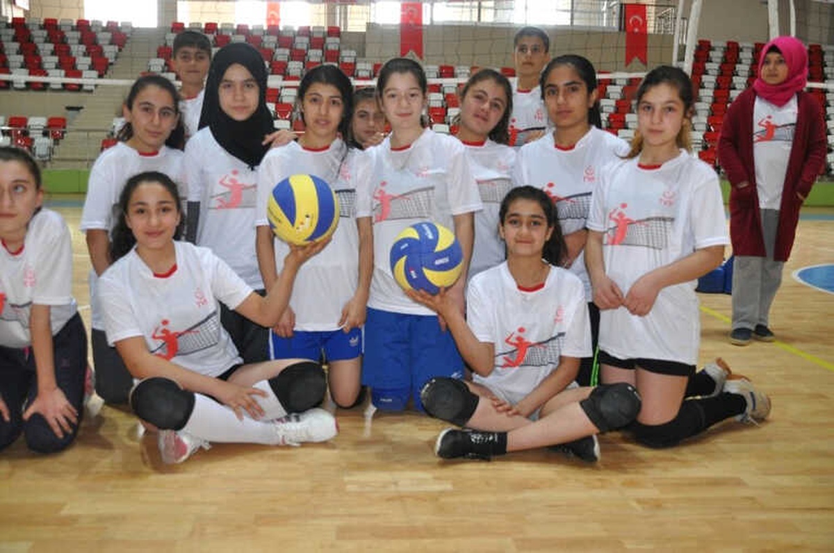 Fabrika Voleybol\'un 24. Okulu Muş\'ta Açıldı
