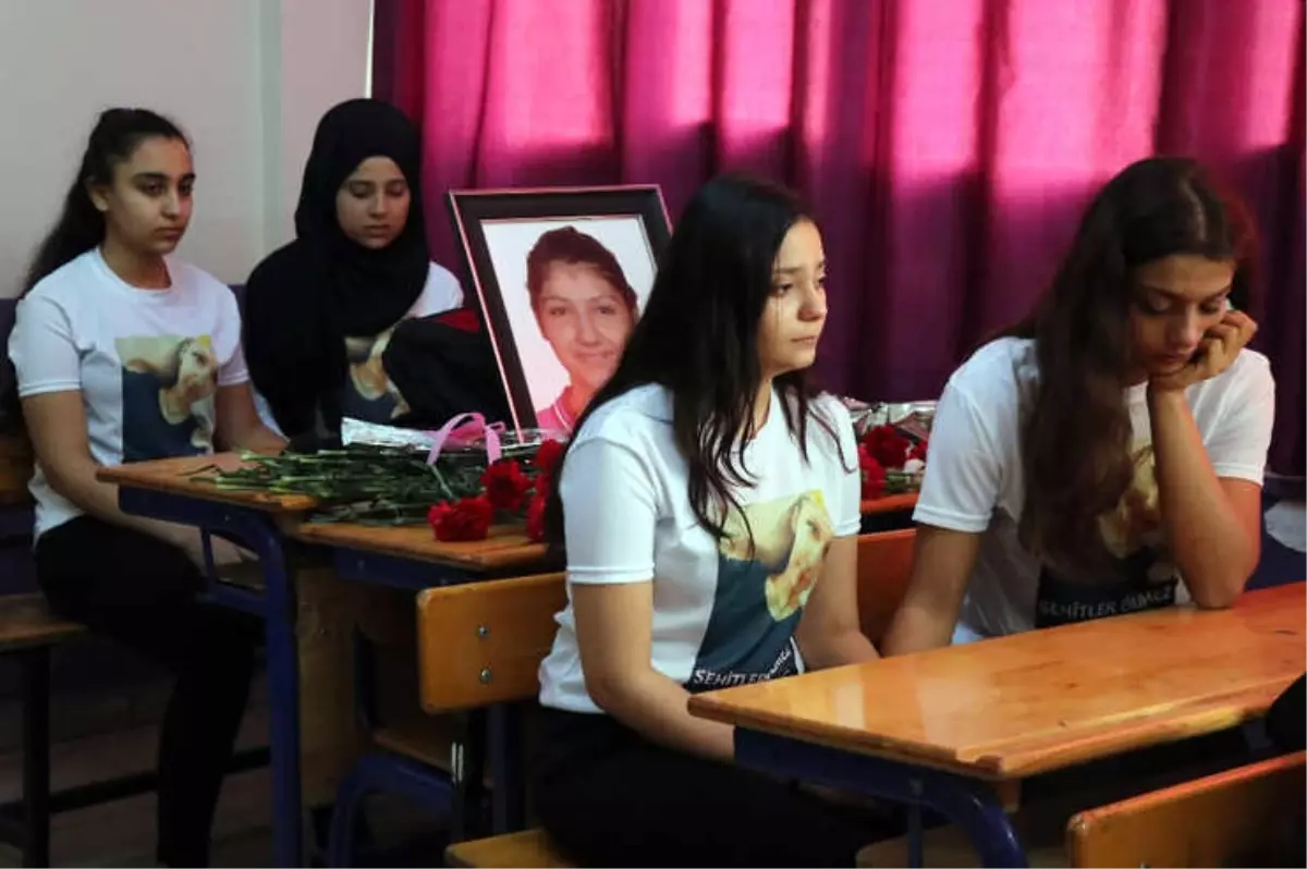 Fatma\'nın Okuldaki Sırası Karanfillerle Donatıldı