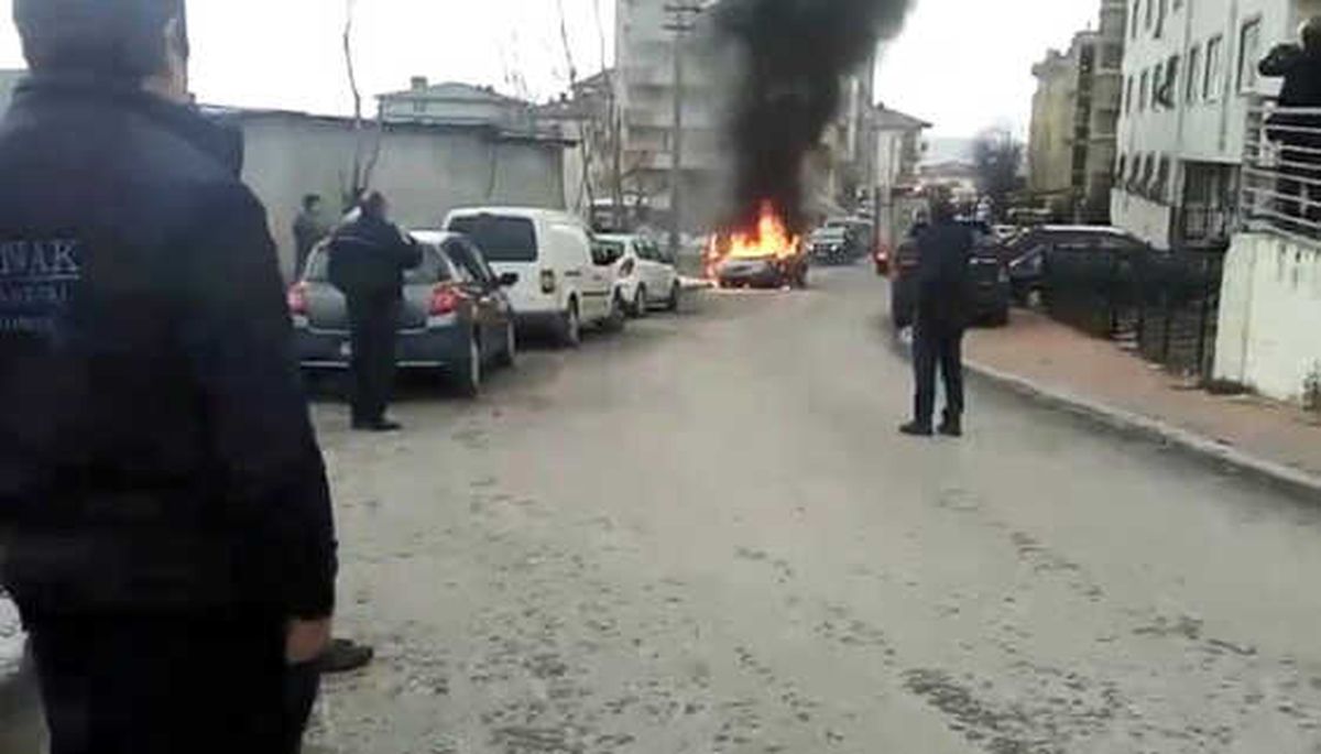 Gebze\'da Seyir Halindeki Otomobil Alev Alev Yandı