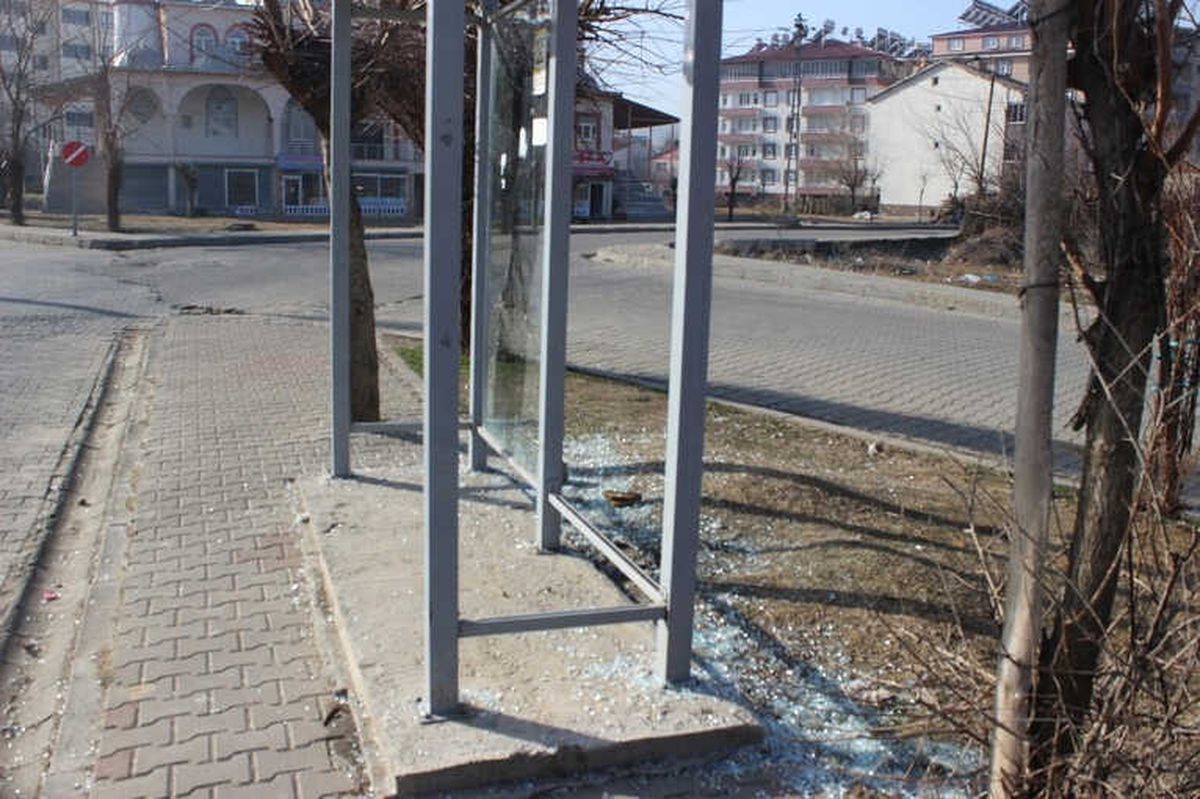 Genç\'te Duraklar Tahrip Edildi