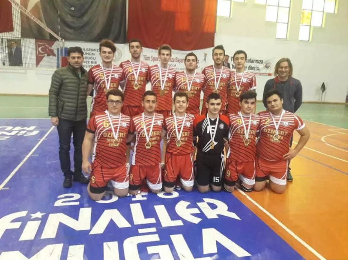 Genç Voleybolcular Simav\'ın Gururu Oldu