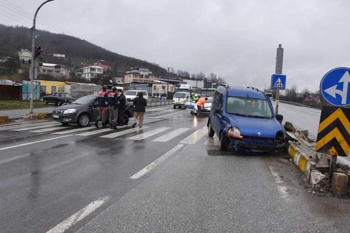 Hendek Sanayi Işıklarında Trafik Kazası: 4 Yaralı
