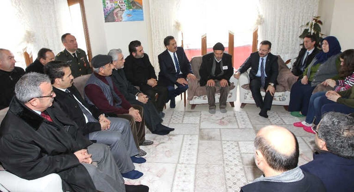 İl Protokolü Şehit Ağçay\'ın Evini Ziyaret Etti
