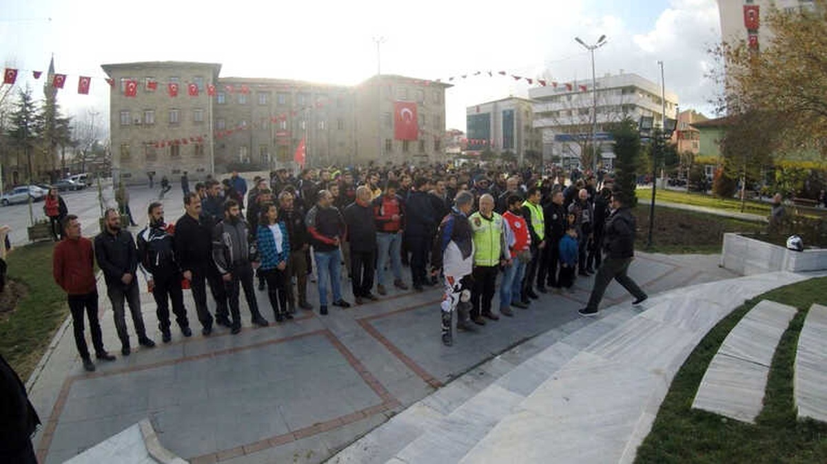 Isparta\'daki Motosiklet Tutkunlarından Şehitlere Saygı Korteji