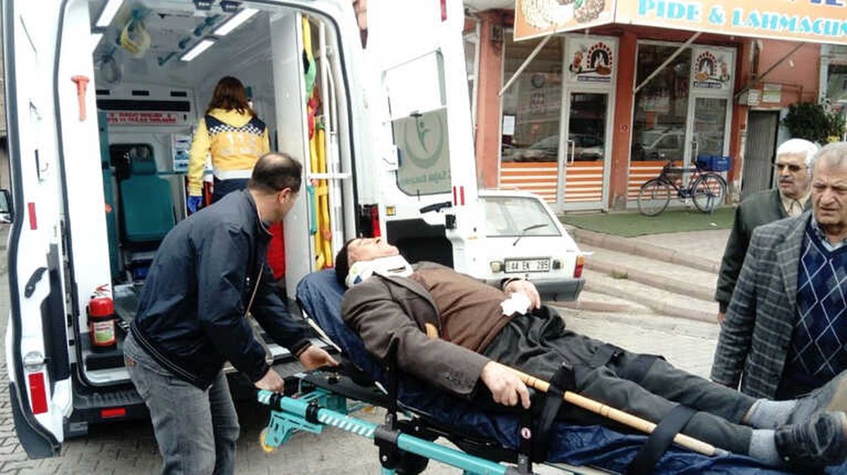 Kamyon Yolcu Minibüsüne Çarptı: 3 Yaralı