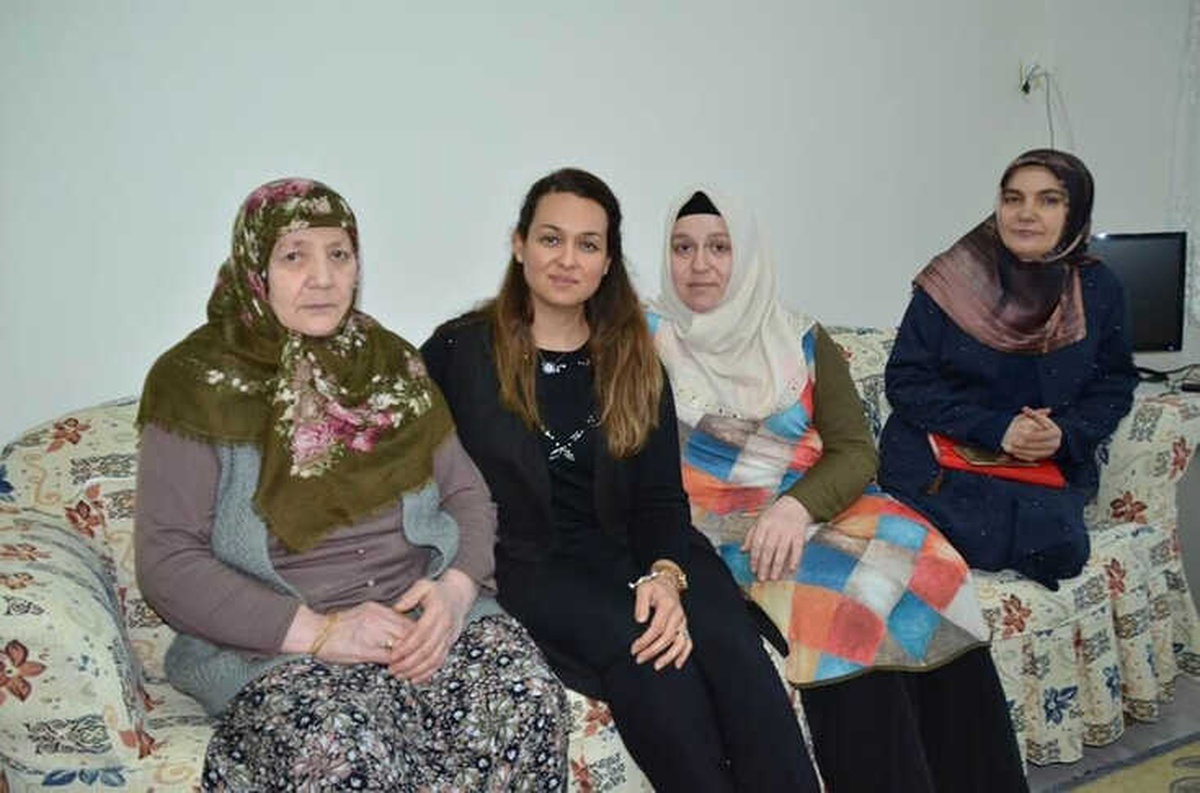 Kaymakam Eşinden Şehit Ailelerine Ziyaret