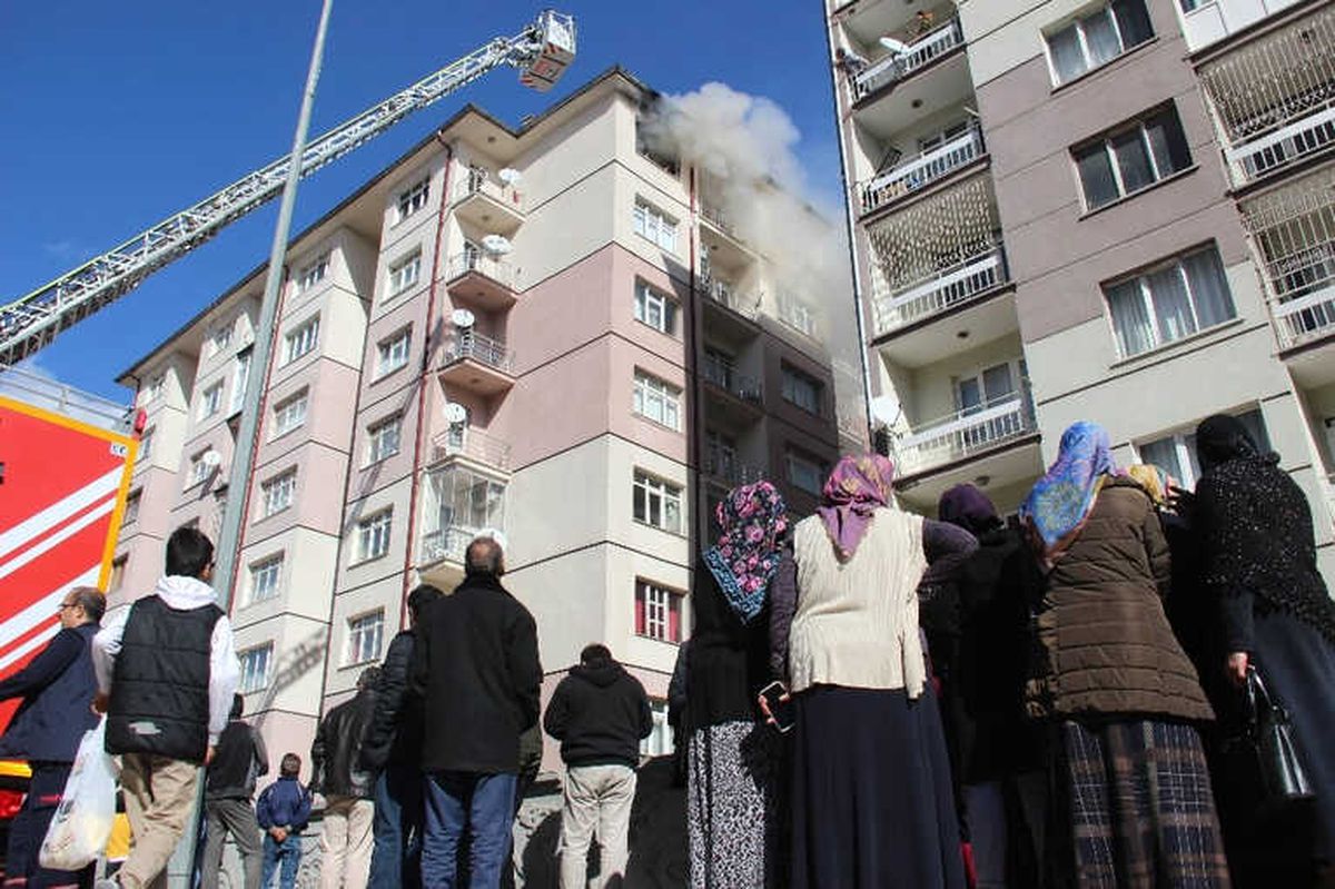 Kendisini Terk Eden Eşine Kızıp Evini Ateşe Verdi