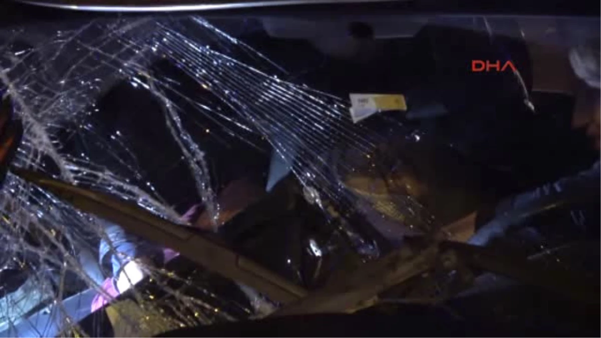 Kocaeli - Otomobil Bariyerlere Çarptı, Sürücü Yaralandı, Eşi Öldü