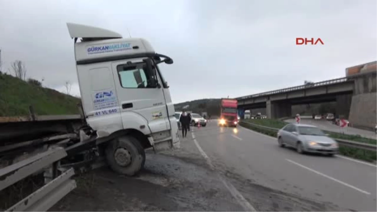 Kocaeli Servis Midibüsü Tır\'a Çarpı: 7 İşçi Yaralı