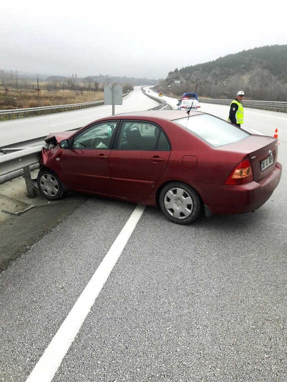 Kontrolden Çıkan Otomobil Bariyerlere Çarptı: 2 Yaralı
