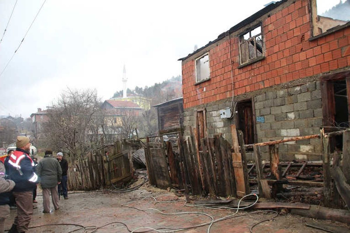 Küre\'de Çıkan Yangında Bir Ev Kullanılamaz Hale Geldi