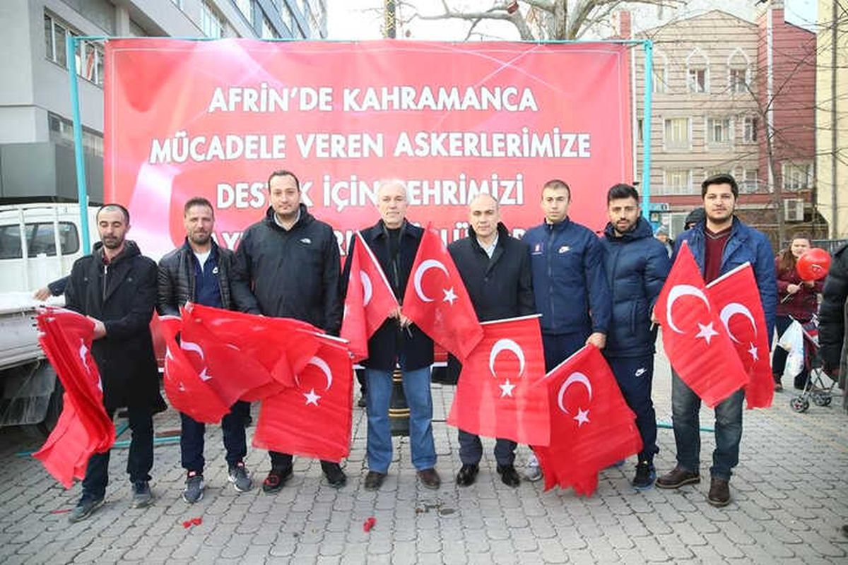Kütahya Belediyesi 10 Bin Türk Bayrağı Dağıttı