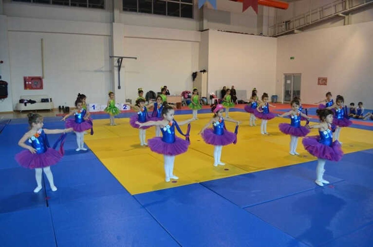 Minik Jimnastikçiler Hünerlerini Sergiledi
