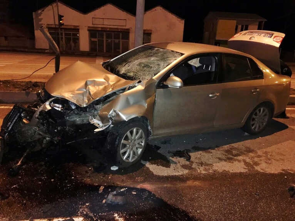 Otomobil Trafik Işıklarına Çarptı : 1 Yaralı