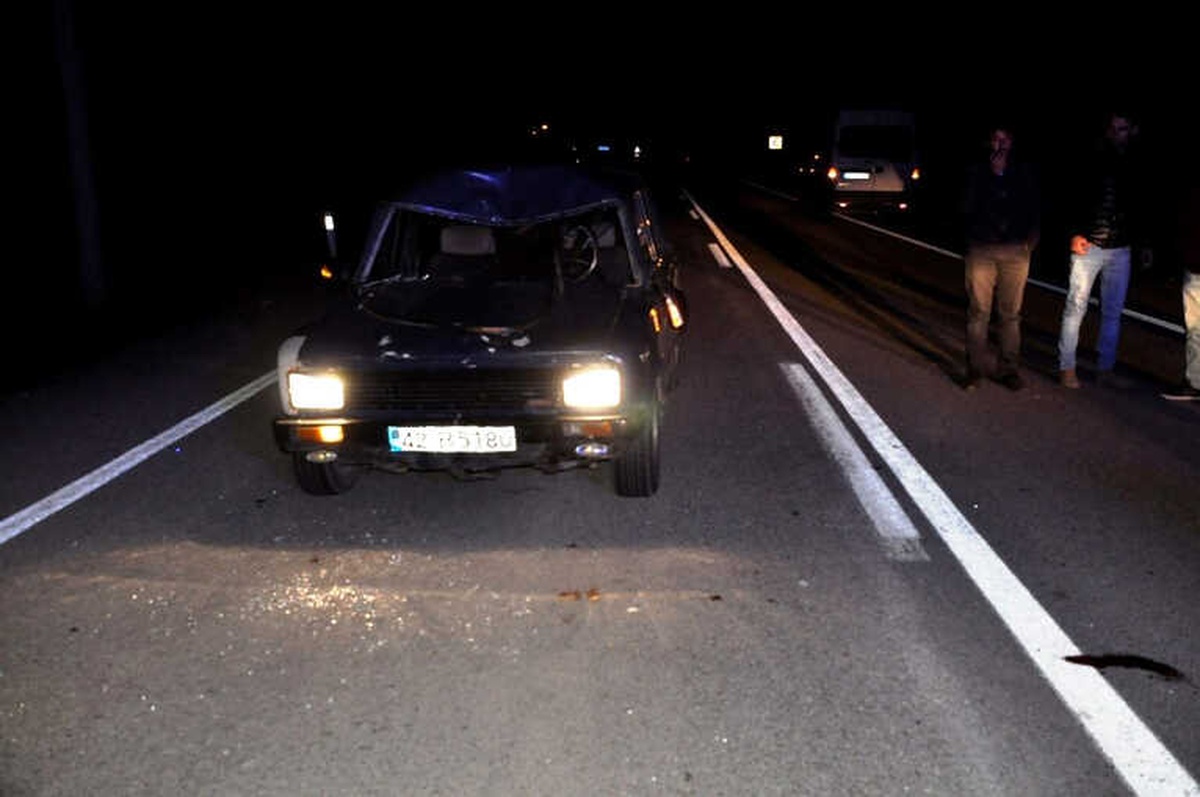 Otomobil Yolda Yürüyen 2 Kişiye Çarptı