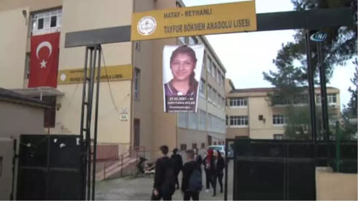 Reyhanlı Şehidi Fatma\'nın Okuldaki Sırası Karanfillerle Donatıldı