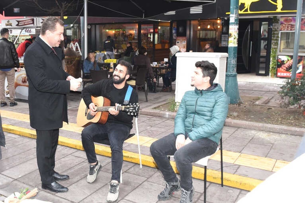 Sokak Müzisyenleri Başkan Yılmaz İçin Çaldı